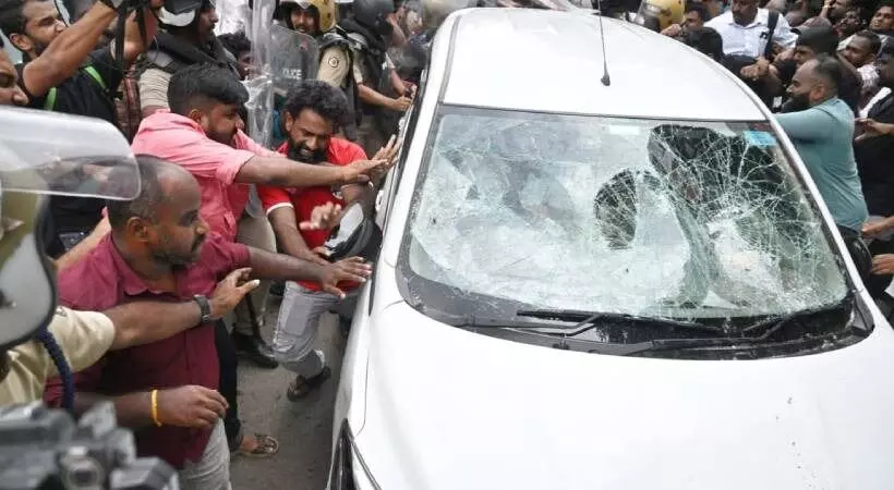 ഇ ഡി ഉദ്യോഗസ്ഥരെ ആക്രമിച്ച കേസില്‍ അസാധാരണ നീക്കവുമായി ഇ ഡി. ഒമ്പതാം പ്രതിയുടെ ജാമ്യം റദ്ദാക്കാന്‍ ഹൈക്കോടതിയെ സമീപിച്ചു.