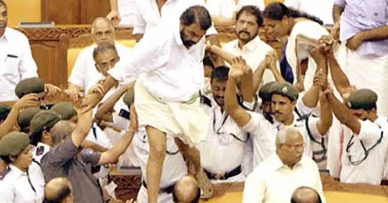 നിയമസഭ കയ്യാങ്കളി കേസിൽ വിചാരണ നവംബർ മൂന്നിന് ആരംഭിക്കും.