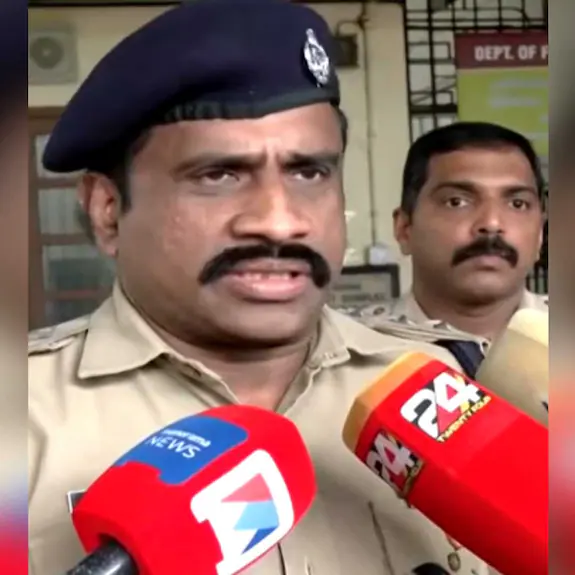 കസ്റ്റഡിയിൽ എടുത്ത യുവതിയെ പീഡിപ്പിച്ചെന്ന ആരോപണത്തിൽ സസ്പെൻഷനിലായിരുന്ന സർവീസിൽ തിരിച്ചെടുക്കാനുള്ള തീരുമാനം മരവിപ്പിക്കാൻ ആഭ്യന്തര മന്ത്രി രമേശ് ചെന്നിത്തല നിർദേശം നൽകി.