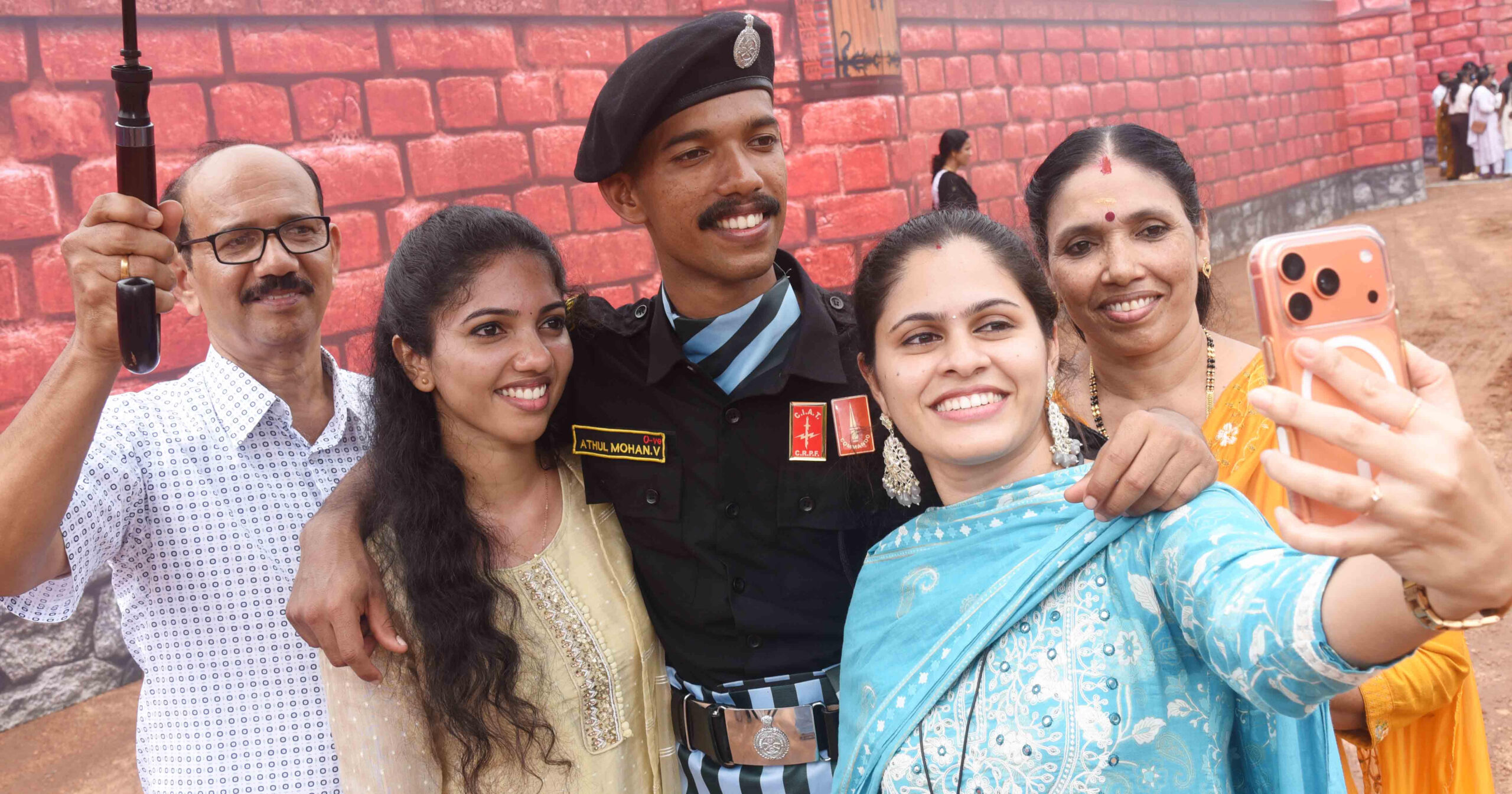 പരേഡ് പൂര്‍ത്തിയായ ശേഷം അതുൽ മോഹനൻ കുടുംബത്തോടൊപ്പം സെൽഫി എടുക്കുന്നു.