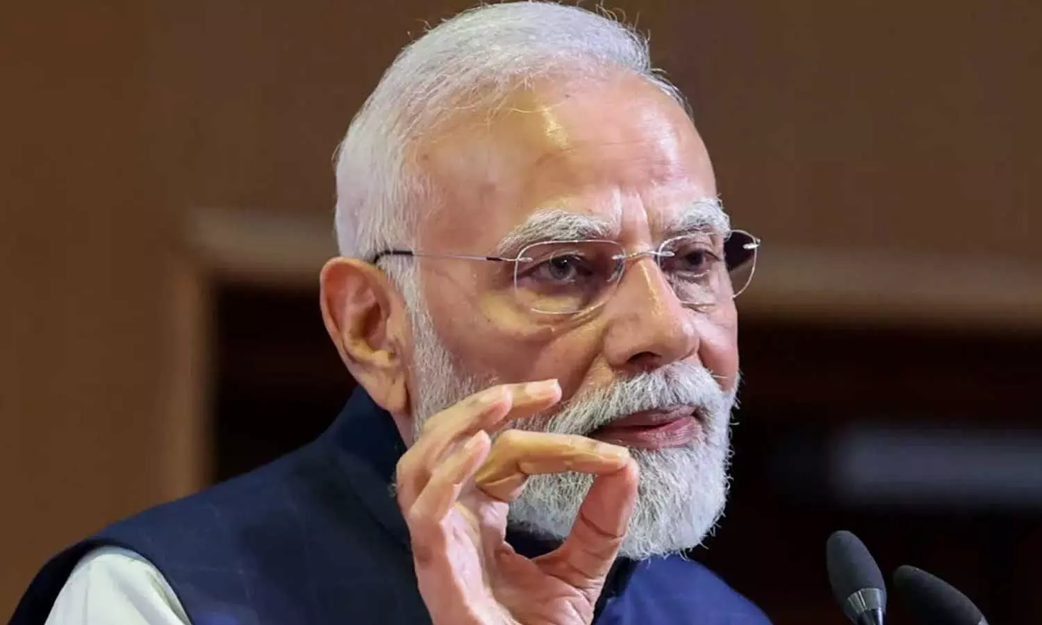 പ്രധാനിൽ നിന്ന് പ്രധാനമന്ത്രിയിലേക്ക്; നരേന്ദ്ര മോദി രാജിവച്ച് ഇൻഫ്ലുവൻസർ ആയിക്കോളൂവെന്ന് അഭിജീത് ദിപ്കെ
