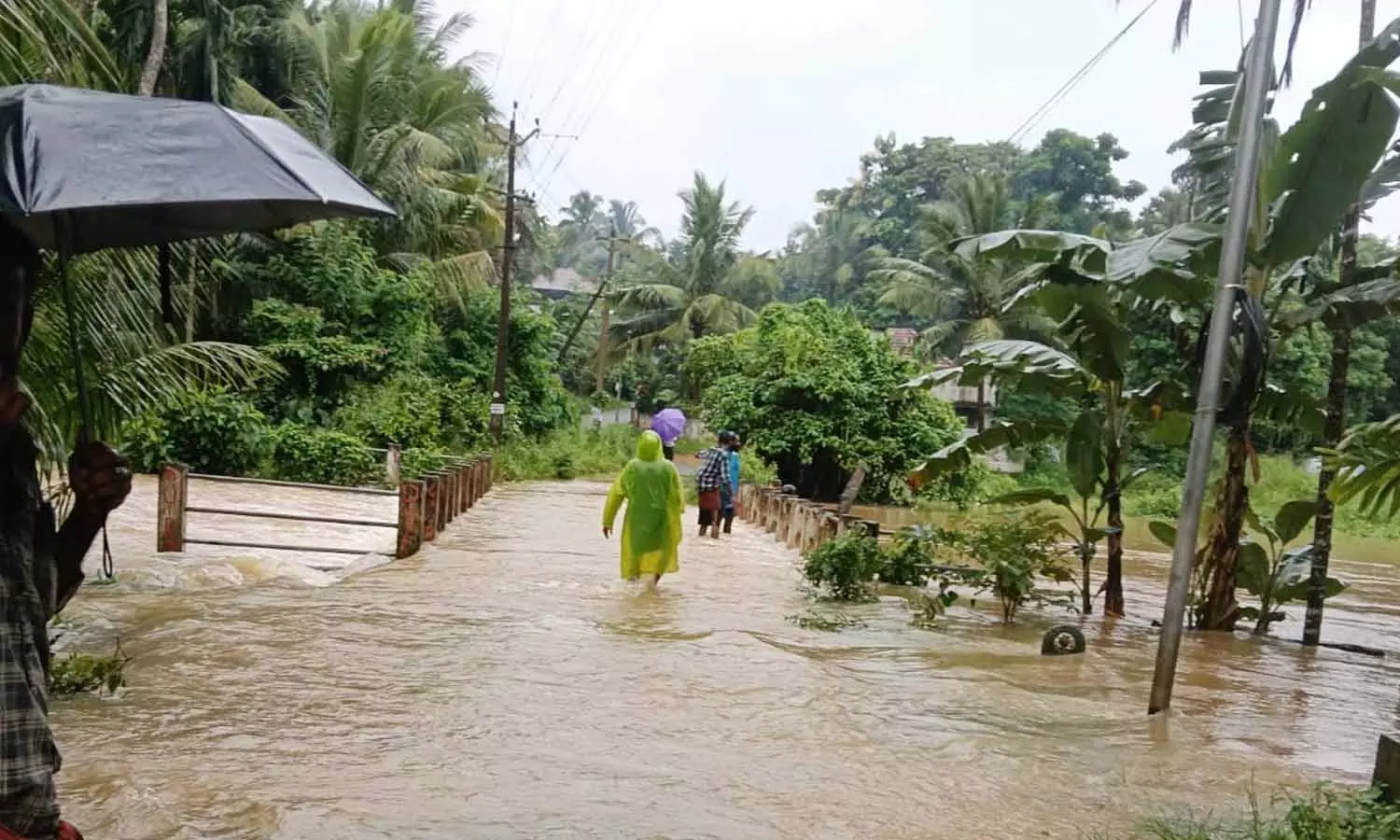 മഴക്കെടുതിയിൽ ദുരിതം അനുഭവിക്കുന്ന വ്യാപാരികൾക്ക് സഹായ പദ്ധതി തീരുമാനിച്ച് മന്ത്രിസഭാ യോഗം. കടകളിൽ വെള്ളം കയറിയവർക്കും നഷ്ടപരിഹാരം നൽകും.