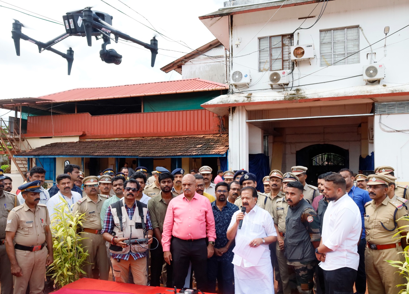 ആഭ്യന്തരമന്ത്രി രമേശ് ചെന്നിത്തലയുടെ സാന്നിധ്യത്തിൽ വിയ്യൂർ സെൻട്രൽ ജയിലിൽ നടന്ന എ ഐ ഡ്രോൺ പരീക്ഷണ പറക്കൽ