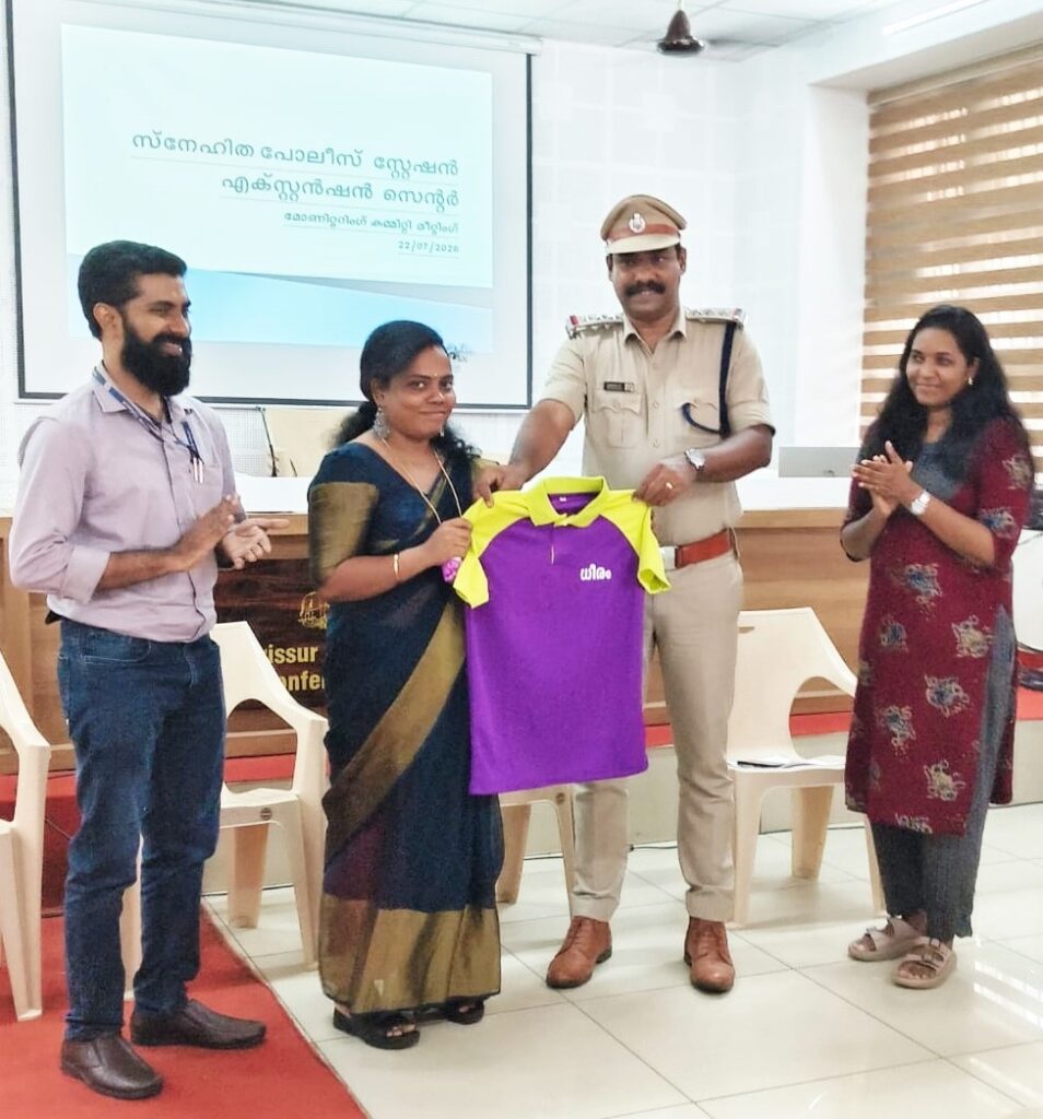 കുടുംബശ്രീ മിഷന്റെ നേതൃത്വത്തിലുള്ള ‘ധീരം’ പരിശീലനാര്ത്ഥികള്ക്കുള്ള ജേഴ്സി വിതരണത്തിന്റെ ഉദ്ഘാടനം കുന്നംകുളം എസ്.എച്ച്.ഒ എസ്.ആര് സനീഷ് നിര്വ്വഹിക്കുന്നു