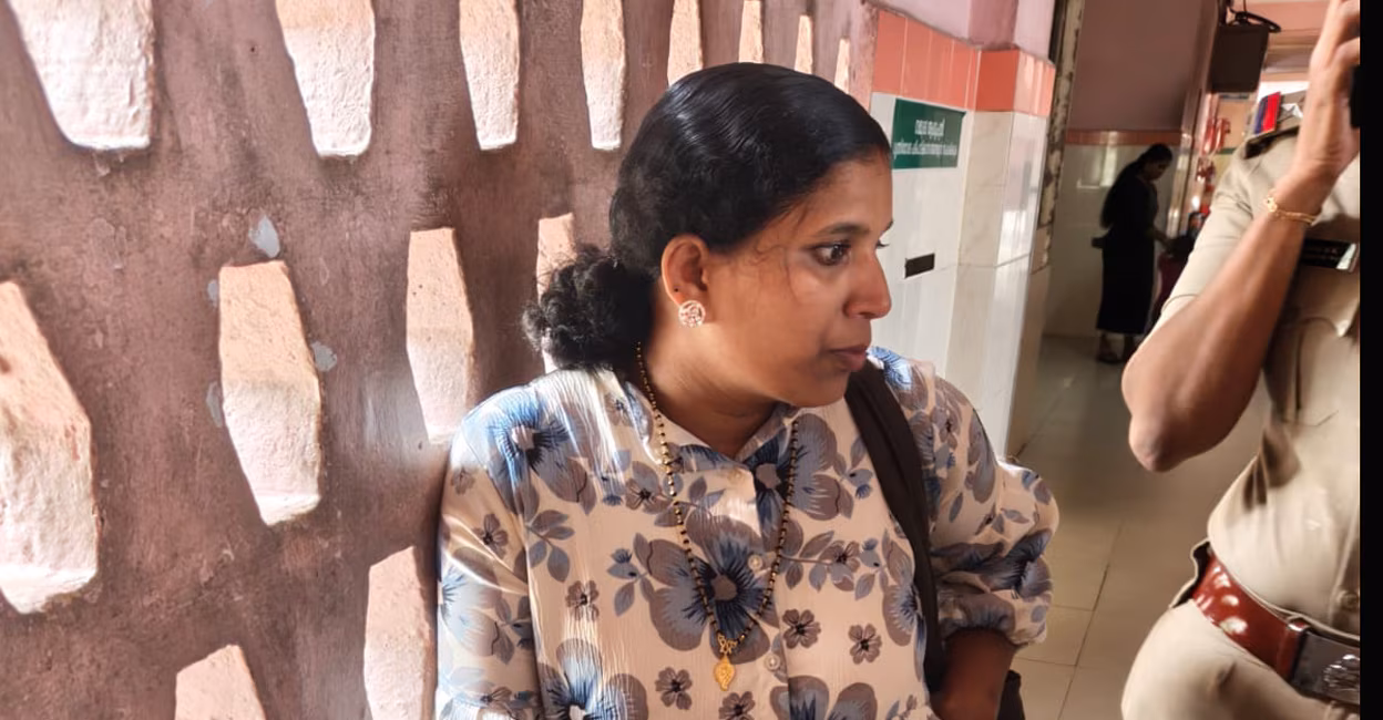 മെഡിക്കൽ കോളജിൽ ലഹരിയുമായി കൂട്ടിരിപ്പുകാരി പിടിയിൽ; ഭർത്താവിനു നൽകാൻ ഹാഷിഷ് ഓയിൽ എത്തിച്ചത് എണ്ണക്കുപ്പിയിൽ