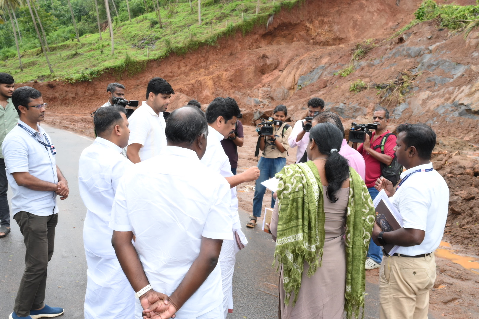 പാണക്കാട് മണ്ണിടിഞ്ഞ സ്ഥലം റവന്യൂ വകുപ്പ് മന്ത്രി എ.പി.അനിൽകുമാർ സന്ദർശിച്ചു.