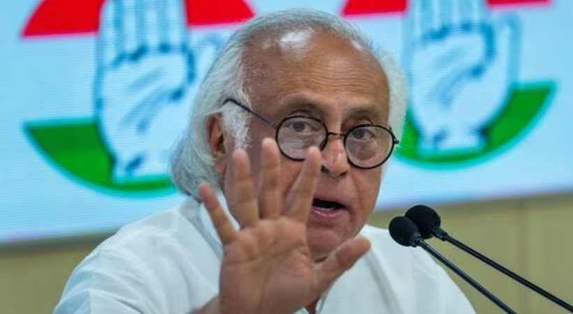 എഐസിസി ആസ്ഥാനത്തു നടന്ന സ്വാതന്ത്ര്യ ദിനാഘോഷത്തില് വന്ദേ മാതരം പൂര്ണമായി ആലപിച്ചതോടെ വെട്ടിലായി കോണ്ഗ്രസ്.