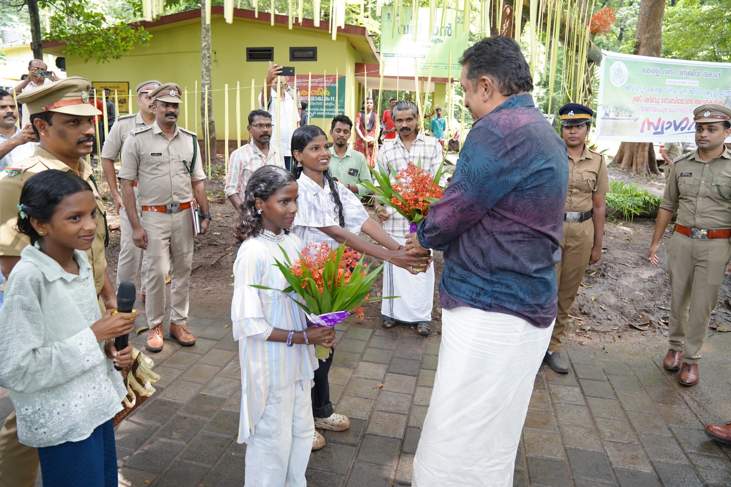മുണ്ടേരി വാണിയമ്പുഴ ഉന്നതിയിലെ വിദ്യാർത്ഥികൾ കലാരൂപങ്ങൾ അവതരിപ്പിച്ച് വനം-വന്യജീവി വകുപ്പ് മന്ത്രി ഷിബു ബേബി ജോണിനെ സ്വീകരിക്കുന്നു