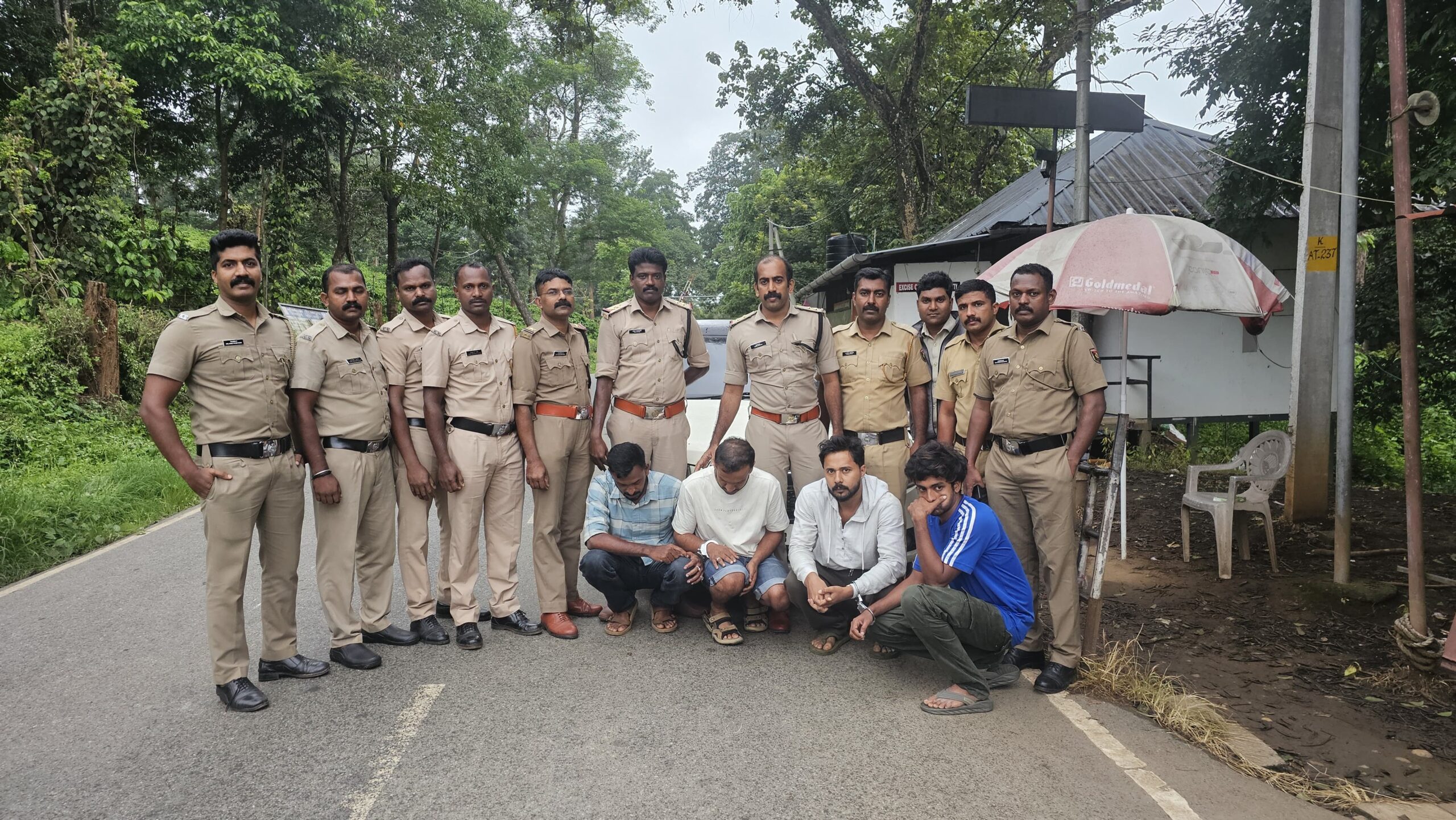 തോൽപ്പെട്ടി ചെക്ക് പോസ്റ്റിൽ മെത്താംഫിറ്റമൈൻ പിടികൂടി; നാല് പേർ അറസ്റ്റിൽ