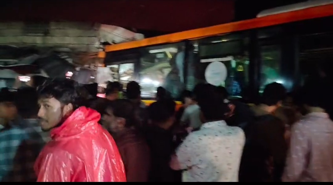 തൃശ്ശൂർ അക്കിക്കാവിൽ നിയന്ത്രണം വിട്ട കെഎസ്ആർടിസി ലോഫ്ലോർ ബസ് സ്വകാര്യ കെട്ടിടത്തിലേക്ക് ഇടിച്ചുകയറി ബസ് ഡ്രൈവർക്ക് ദാരുണാന്ത്യം.