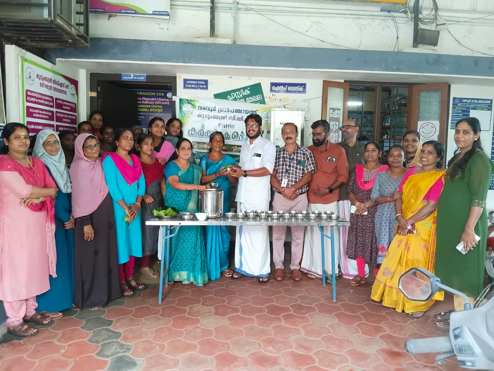 വരവൂർ ഗ്രാമപഞ്ചായത്ത് കുടുംബശ്രീ സി. ഡി. എസ്. ഭക്ഷണം, പോഷണം, ആരോഗ്യം,ശുചിത്വം(FNHW) എന്ന പദ്ധതിയുടെ ഭാഗമായി നടത്തിയ കർക്കിടക ഫെസ്റ്റ് ഔഷധ കഞ്ഞി വിതരണം വരവൂർ ഗ്രാമപഞ്ചായത്ത് വൈസ് പ്രസിഡന്റ് ശ്രീമതി. വ