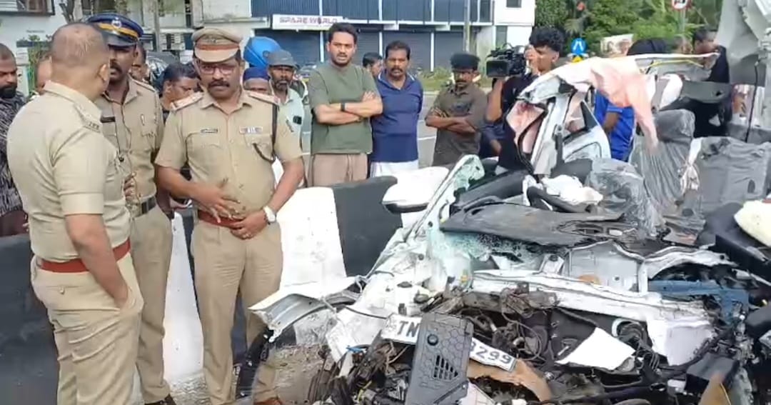 കയ്പമംഗലത്ത് വൻ വാഹനാപകടം; നിർത്തിയിട്ട ചരക്ക് ലോറിയിൽ കാർ ഇടിച്ച് 8 പേർ മരിച്ചു