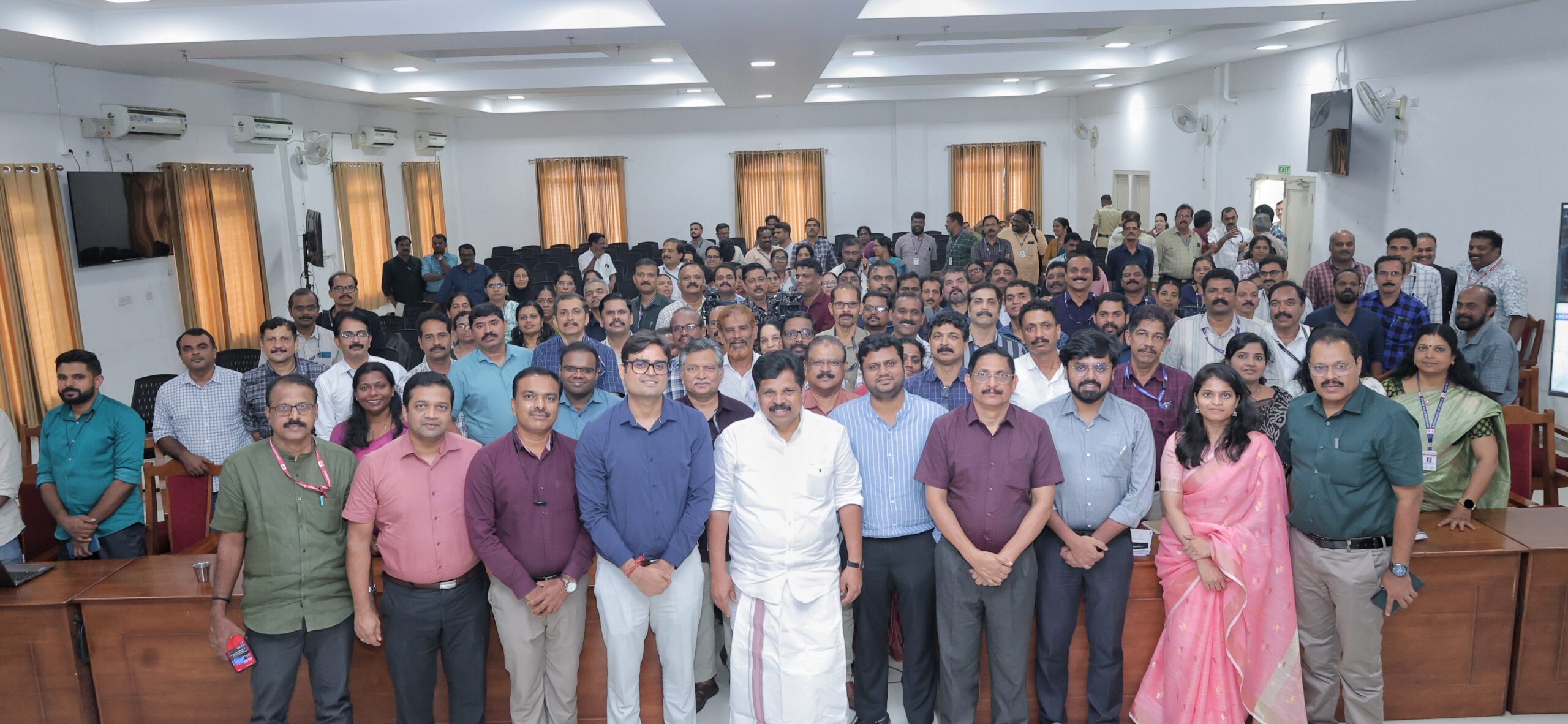 ജില്ലാ ആസൂത്രണ സമിതി കോൺഫറൻസ് ഹാളിൽ വച്ച് റവന്യൂ മന്ത്രി എ.പി. അനിൽകുമാറിന്റെ അധ്യക്ഷതയിൽ ചേർന്ന മലപ്പുറം ജില്ലാതല റവന്യൂ വകുപ്പ് മന്ത്രിതല അവലോകനയോഗത്തിനു ശേഷം ജില്ലയിലെ റവന്യൂ ഉദ്യോഗസ്ഥരുടെ കൂടെ മന്