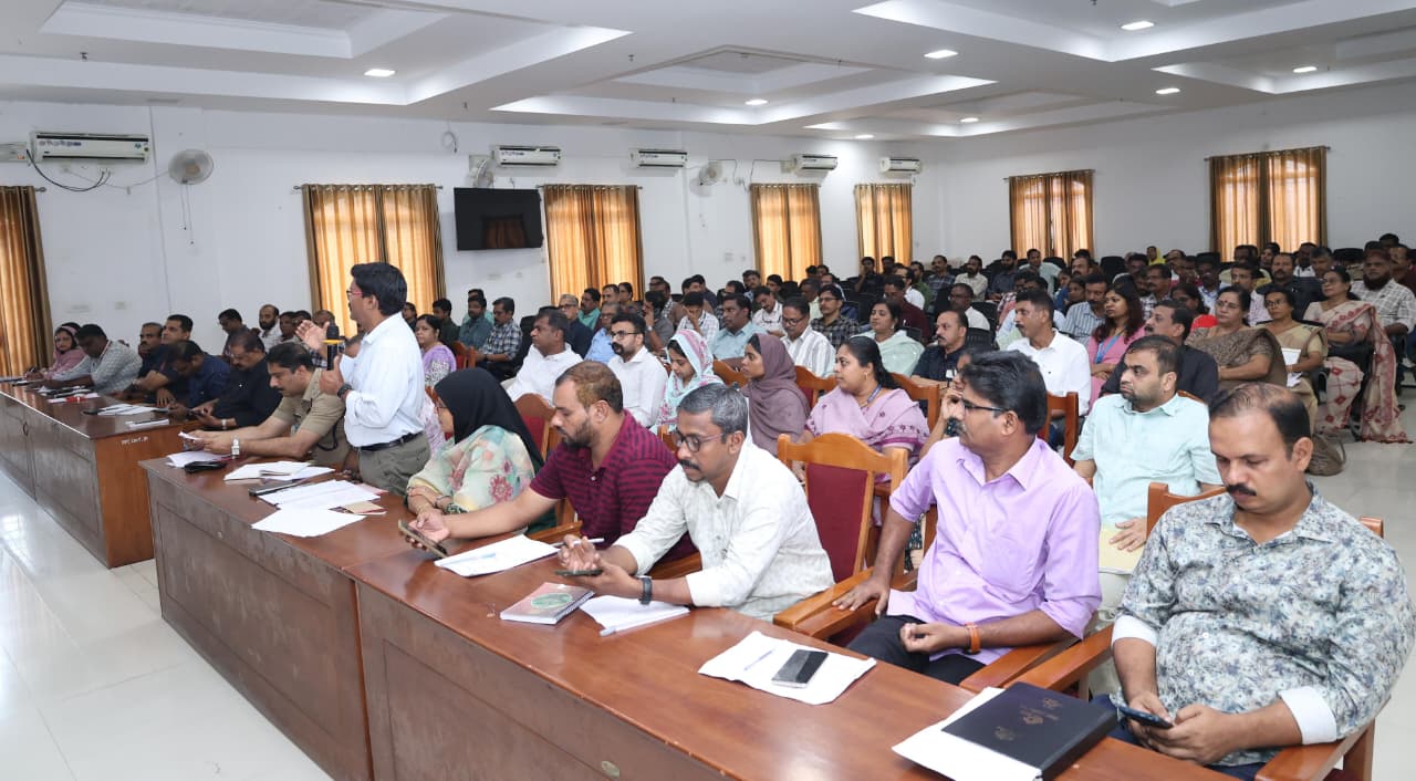 ജില്ലയുടെ വികസനം, സെൻസസ്, ആരോഗ്യ ക്യാമ്പയിനുകൾ ഉൾപ്പെടെയുള്ള ജനകീയ വിഷയങ്ങളിൽ പ്രസ് ക്ലബ് കോൺഫ്രൻസ് ഹാളിൽ മാധ്യമ പ്രവർത്തകരുമായി ആശയവിനിമയം നടത്തുന്ന ജില്ലാ കളക്ടർ ഡോ. വിനയ് ഗോയൽ.