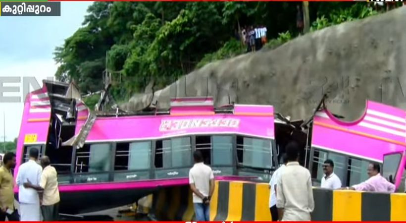 മലപ്പുറം കുറ്റിപ്പുറം ബസ് അപകടത്തിന് കാരണം ബസിന്റെ അമിത വേഗമെന്ന് മോട്ടോർ വാഹന വകപ്പിന്റെ റിപ്പോർട്ട്.