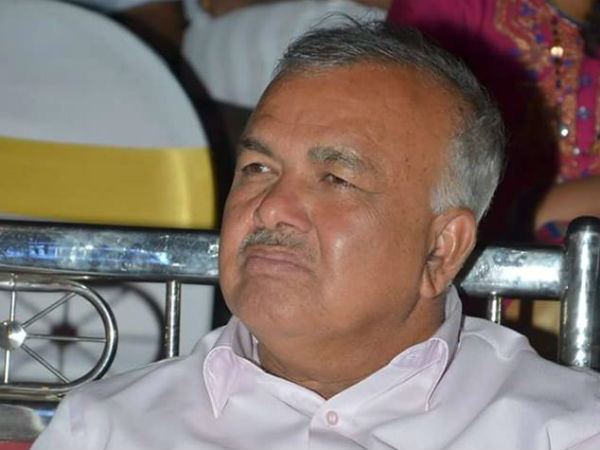 മുതിർന്ന കോൺഗ്രസ് നേതാവ് മന്ത്രി രാമലിംഗ റെഡ്ഡി മന്ത്രിസ്ഥാനം രാജിവച്ചു. ചോദിച്ച വകുപ്പ് ലഭിക്കാത്തതിലുള്ള അതൃപ്തിയെ തുടർന്നാണ് രാജി.
