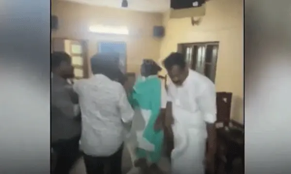 സഹകരണ ബാങ്ക് തിരഞ്ഞെടുപ്പുമായി ബന്ധപ്പെട്ട കയ്യാങ്കളിയില്, ചിറയിന്കീഴ് എംഎല്എ രമ്യ ഹരിദാസിന്റെയും പ്രാദേശിക കോണ്ഗ്രസ് നേതാവ് സജാദിന്റെയും പരാതിയില് കേസ് എടുത്ത് പൊലീസ്.