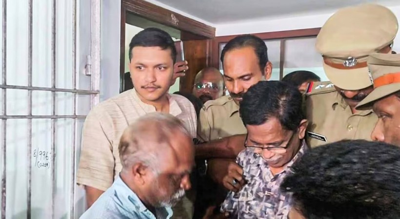 പരീക്ഷാക്രമക്കേടില് പ്രതിഷേധിച്ച വിദ്യാര്ത്ഥികള്ക്ക് എതിരായ വിദ്വേഷ പരാമര്ശത്തില് സംഘപരിവാര് സഹയാത്രികന് ടി. ജി. മോഹന്ദാസിന്റെ അറസ്റ്റ് രേഖപ്പെടുത്തി.